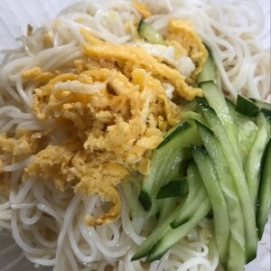 炒り卵ときゅうり乗せのそうめん